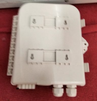 11 1 - Chất liệu nhựa ABS, màu trắng - Hỗ trợ lắp bộ chia quang PLC dạng mini type hoặc dây nhảy dây nối - Dùng treo trên cột, trên tường, chống nước, chống côn trùng, chống lão hoá - Thiết kế nhỏ gọn, thi công dễ dàng - Kích thước: 249mm * 203mm * 53mm - Cáp vào 2 cổng + 1 cổng dự phòng - Cáp ra 8 cổng độc lập - Lưng hỗ trợ chỗ luồn dây đai treo trên cột hoặc lắp trên tường - Hàng có CO, CQ, ISO của nhà sản xuất - Tel: 0984.06.1900