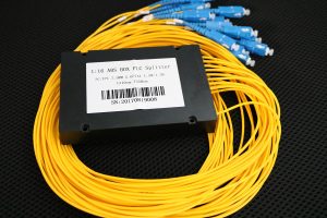 1x16 upc 1 - Chủng loại ABS, 1x16 SC/UC - Suy hao IL=50dB - Connector SC/APC Single mode - Input: 01- Ouput: 16 - In-Output: dài 1.5M, đường kính 2.0mm - Dây màu vàng