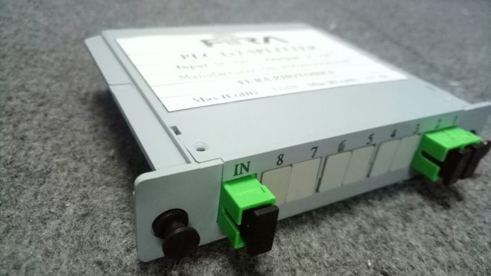 apc 2 1 - Chủng loại: PLC dạng box lắp sẵn adapter SC/APC hoặc SC/UPC - Input: 01- Output: 02 kết nối cổng SC - Suy hao <=4.1dB, Phản hổi RL>=60dB - Connector SC/APC, Single mode - Lắp trong tủ ODF, OTB, hộp phối quang