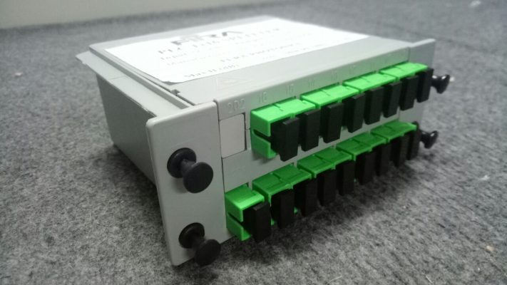 apc 2 3 - Chủng loại: PLC dạng box lắp sẵn adapter SC/APC hoặc SC/UPC - Input: 01- Output: 16 kết nối SC - Suy hao <=13.8 dB, Phản hổi RL>=60dB - Connector SC/APC, hoặc SC/UPC single mode - Lắp trong tủ ODF, OTB, hộp phối quang