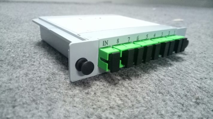 apc 3 1 - Chủng loại: PLC dạng box lắp sẵn adapter SC/APC hoặc SC/UPC - Input: 01- Output: 08 kết nối SC - Suy hao <=10.5 dB, Phản hổi RL>=60dB - Connector SC/APC, Single mode - Lắp trong tủ ODF, OTB, hộp phối quang -Vỏ box bên ngoài dạng casetter