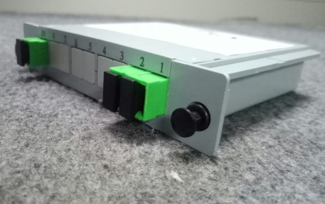 apc 4 2 - Chủng loại: PLC dạng box lắp sẵn adapter SC/APC hoặc SC/UPC - Input: 01- Output: 02 kết nối cổng SC - Suy hao <=4.1dB, Phản hổi RL>=60dB - Connector SC/APC, Single mode - Lắp trong tủ ODF, OTB, hộp phối quang