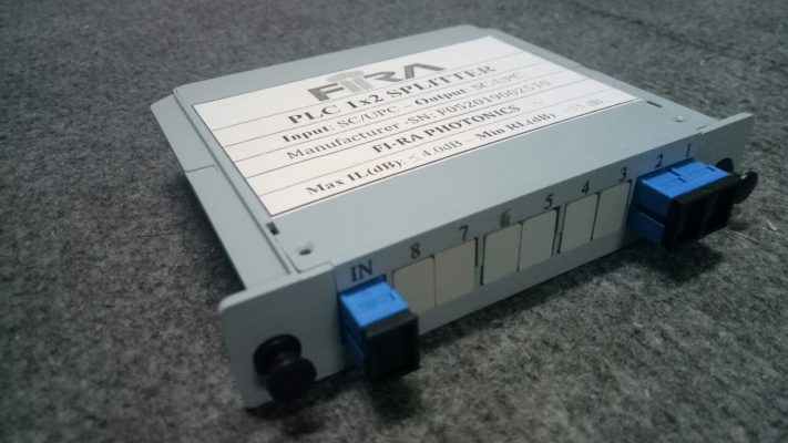 upc 3 3 - Chủng loại: PLC dạng box lắp sẵn adapter SC/APC hoặc SC/UPC - Input: 01- Output: 02 kết nối cổng SC - Suy hao <=4.1dB, Phản hổi RL>=60dB - Connector SC/APC, Single mode - Lắp trong tủ ODF, OTB, hộp phối quang