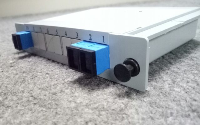 upc 5 3 - Chủng loại: PLC dạng box lắp sẵn adapter SC/APC hoặc SC/UPC - Input: 01- Output: 02 kết nối cổng SC - Suy hao <=4.1dB, Phản hổi RL>=60dB - Connector SC/APC, Single mode - Lắp trong tủ ODF, OTB, hộp phối quang