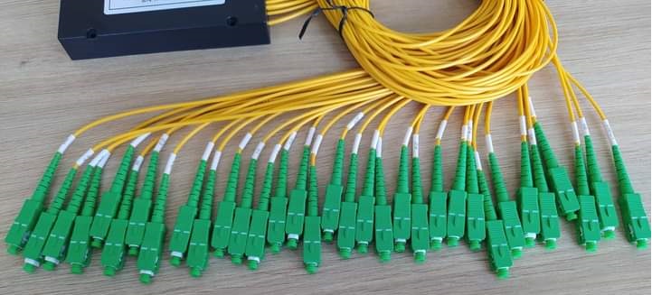 z2300588667096 a087f9a4b333c16cb627e9c67e7a3d3f 1 - Chủng loại ABS, 1x32 SC/APC single mode - Suy hao IL<=5.2 dB, phản hôi RL>=60dB - Connector SC/APC Single mode - Input: 01- Ouput: 03 - In-Output: dài 1.5M, đường kính 2.0mm - Dây màu vàng