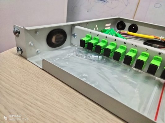 ODF 24Fo indoor rack 1U-19'' Full SC 10 z3964845925226 76c8e58206ae905a780ff3dfd951e70c 1 – Chuẩn indoor 1U-19”. gắn rack – Chuẩn dạng mở nắp cố định – Chuẩn kết nối SC Single mode, simplex – Chất liệu thép cán nguội – Vỏ sơn tĩnh điện, chuẩn 24Fo – Thép dày >=1.2mm – Dây nối, adapter chuẩn SC – Đầy đủ phụ kiện